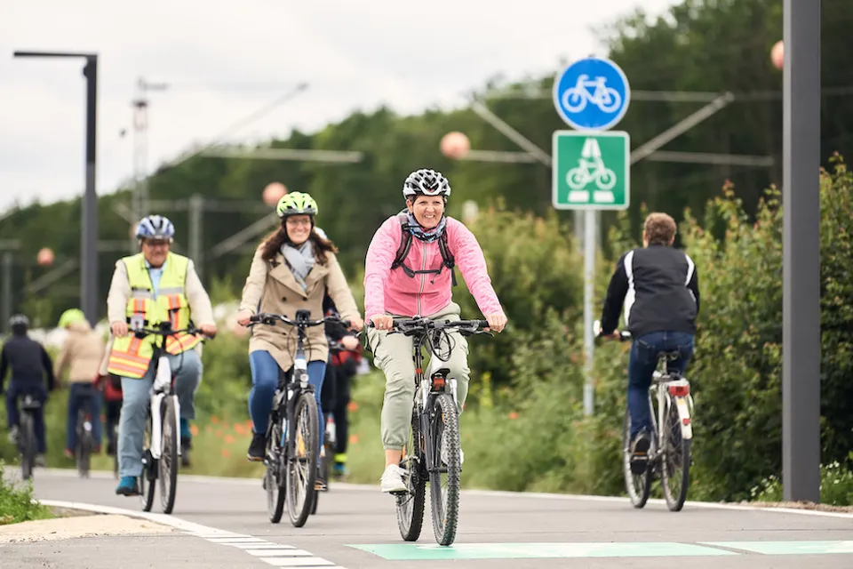 Radfahrer:innen auf einem Radschnellweg